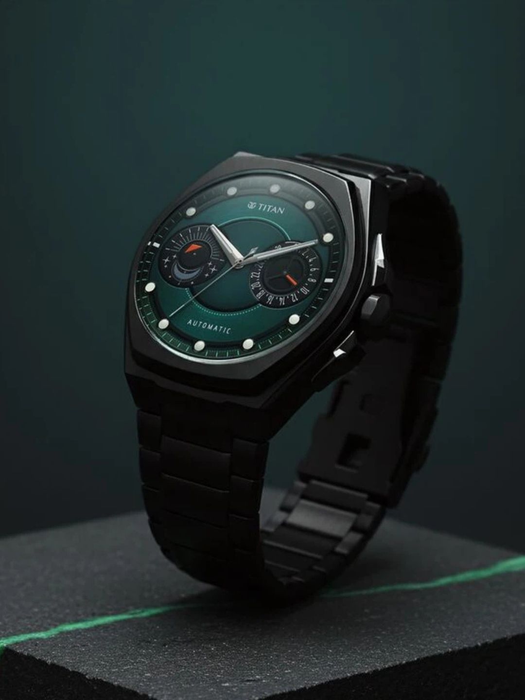 Titan Round Green Dial Analog Watch - 10029KM01