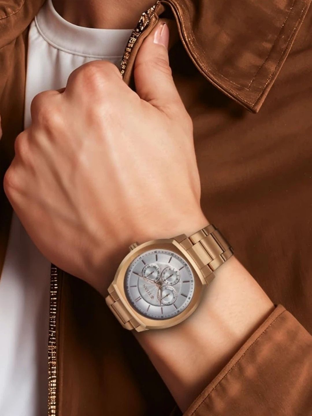 Titan Round Silver Dial Analog Watch - 90213WM01