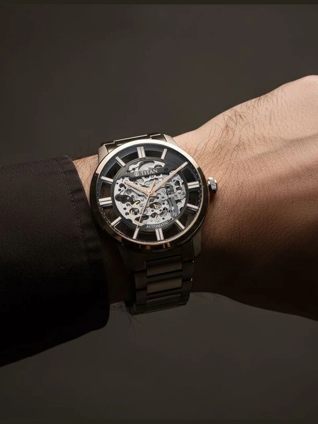 Titan Round Black Dial Analog Watch - 90220QM01