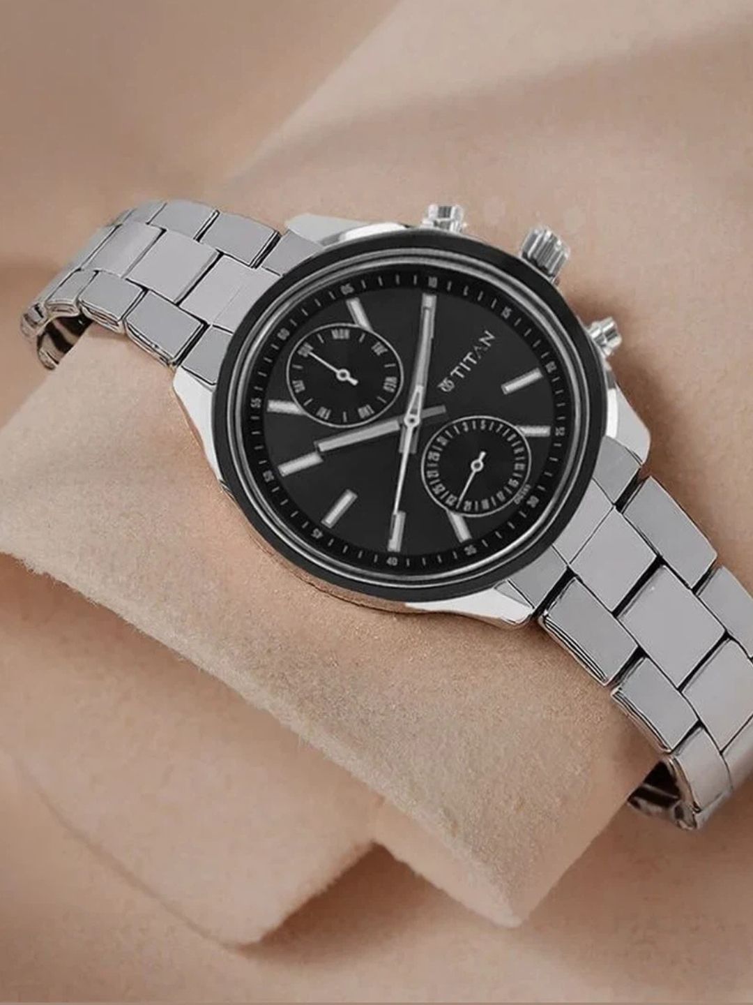 Titan Round Grey Dial Analog Watch - NU1733KM01