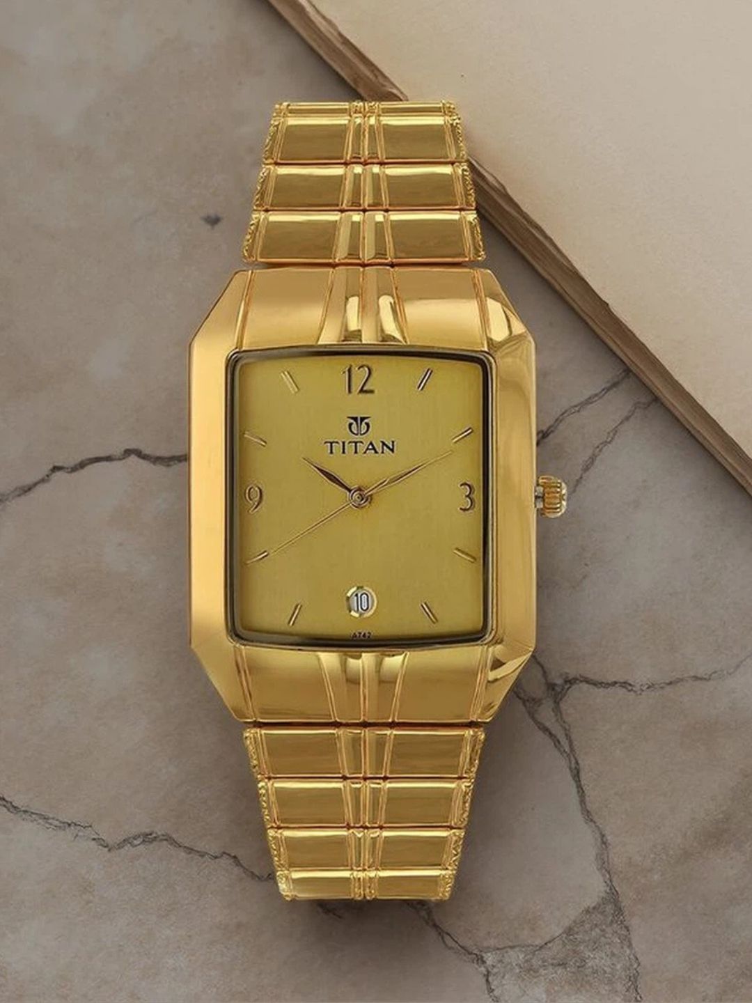 Titan Round Analog Watch - NU9264YM02