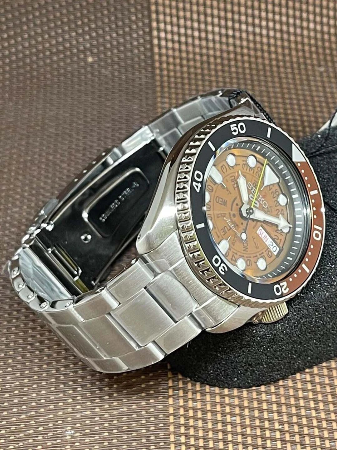 Seiko Textured Dial & Stainless Steel Straps Analogue Watch - SRPJ47K1
